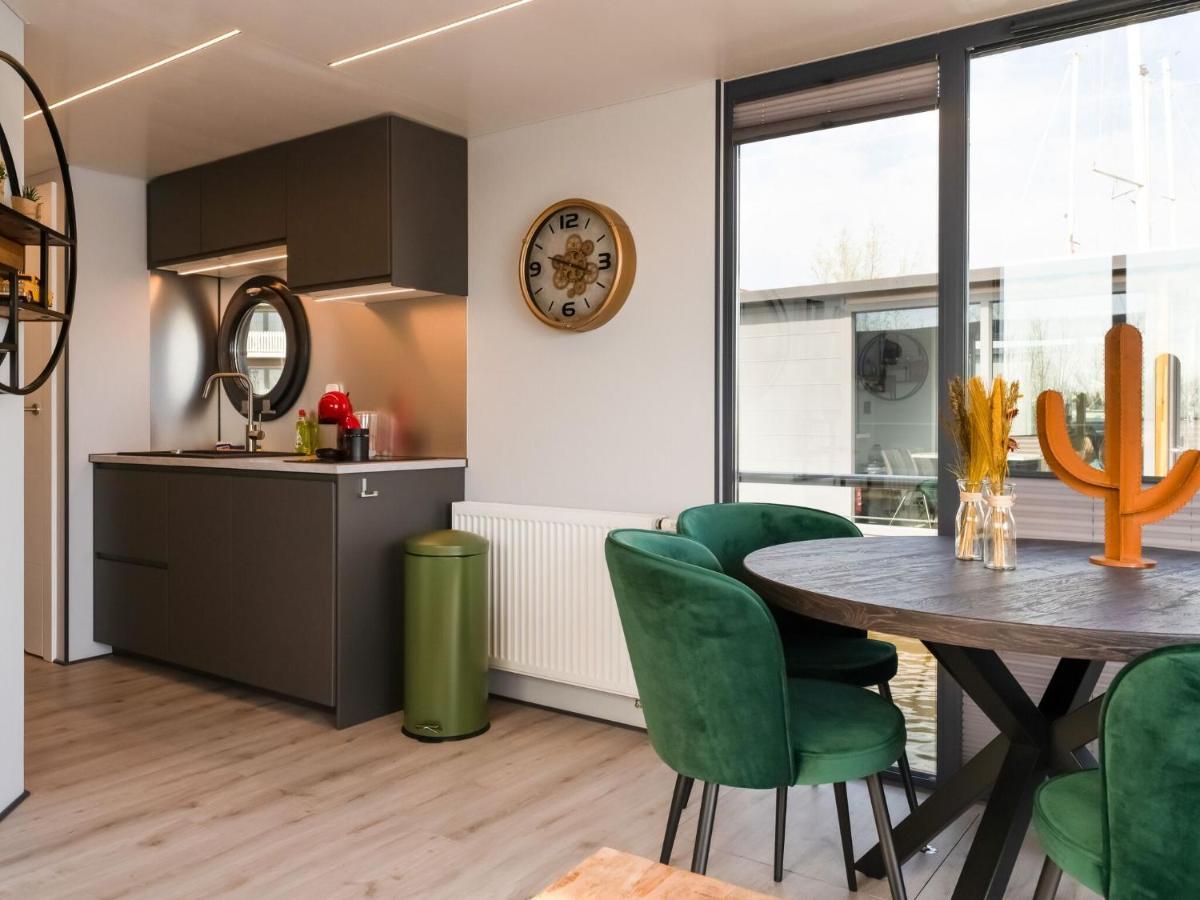 Hotel Beautiful Houseboat In Marina Of Volendam Exterior foto